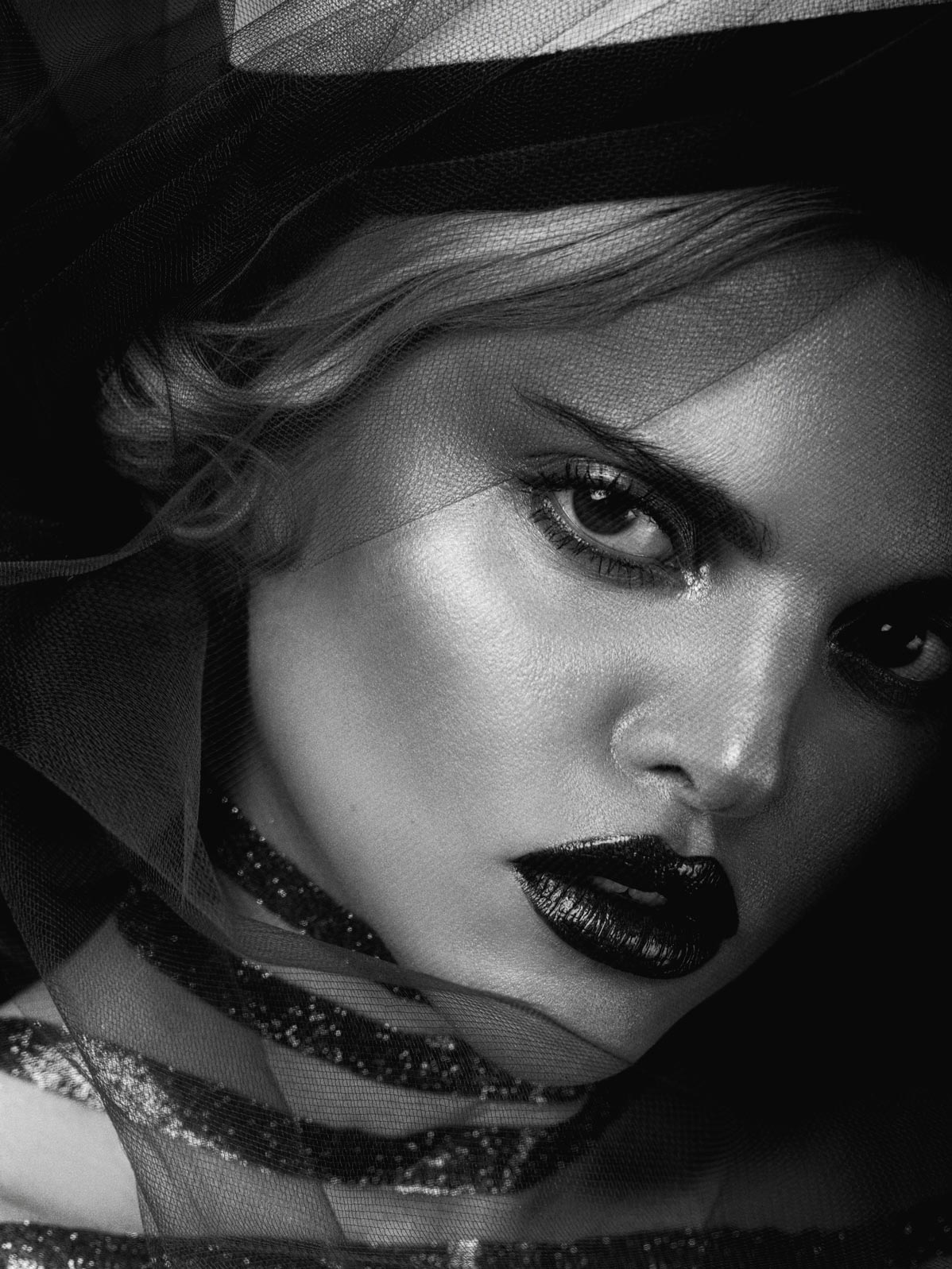 Photo portrait artistique noir et blanc avec la mannequin Gabrielle cosentino agence Montage.