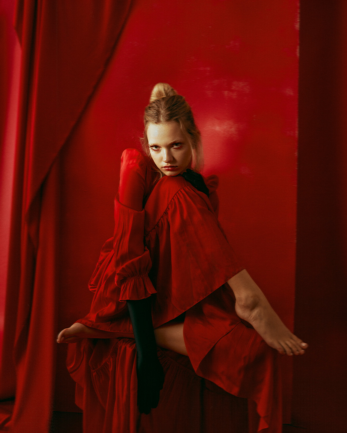 Photographie portrait editorial mannequin femme robe rouge sur fond rouge