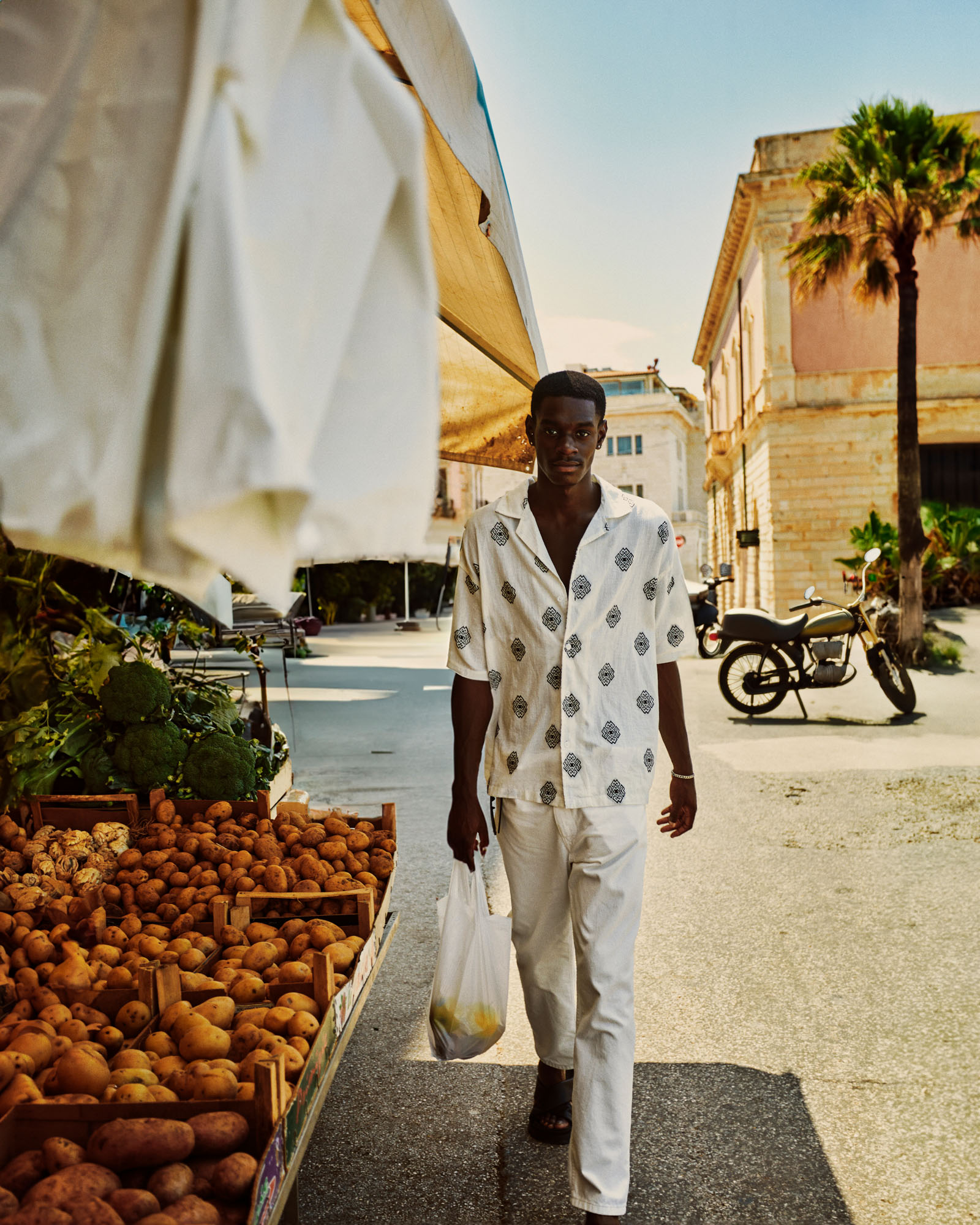 Dariane Sanche photographe capture la collection de vêtement Zara Homme dans le marché public de Syracuse en Italie.