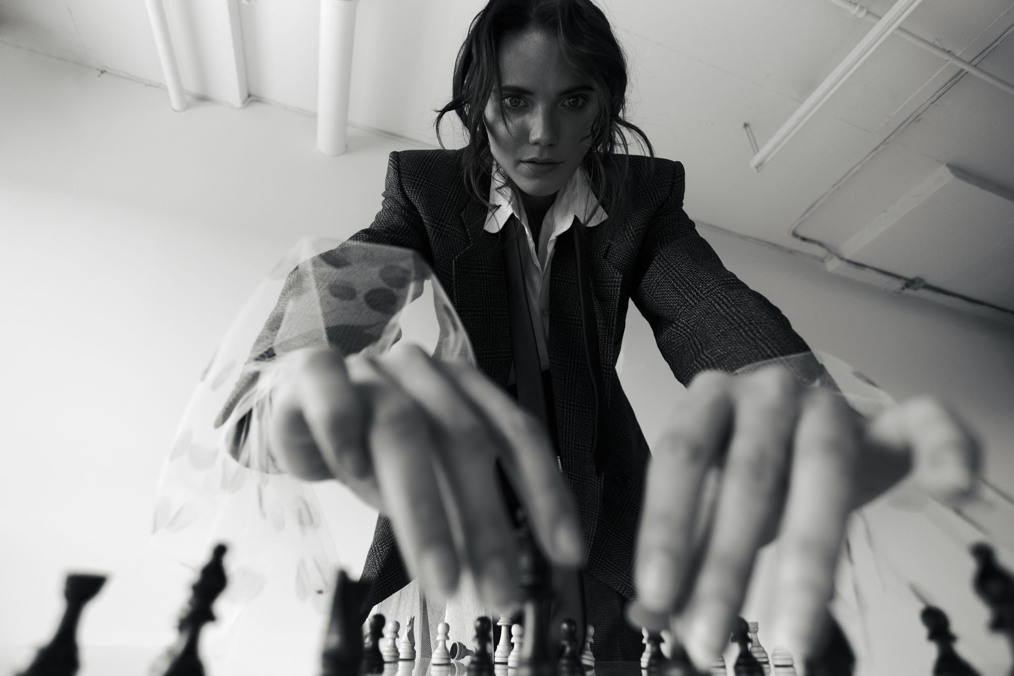 Photographie artistique cinematographie femme joue aux échecs