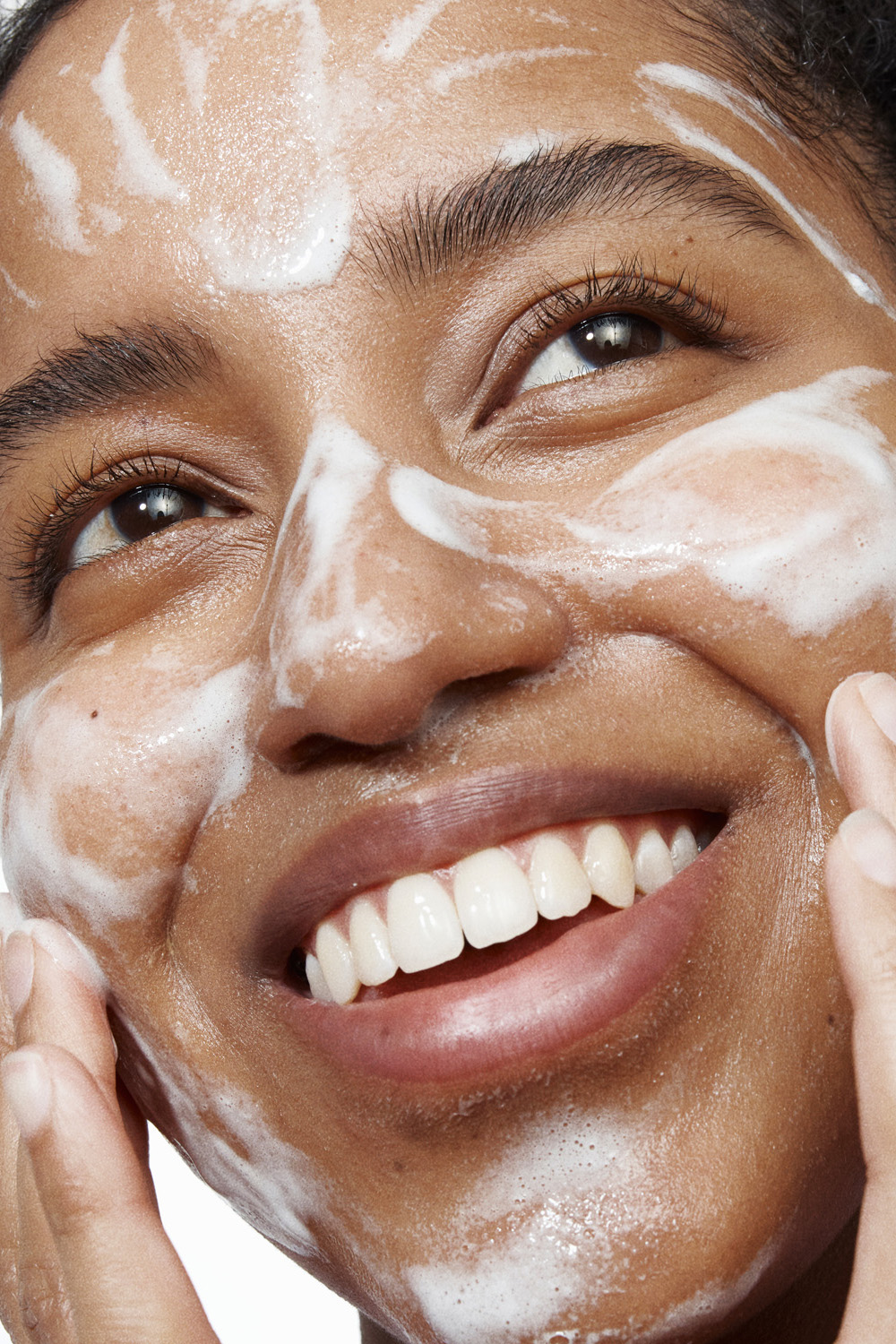 Studio photographie beaute commercial application sur mannequin