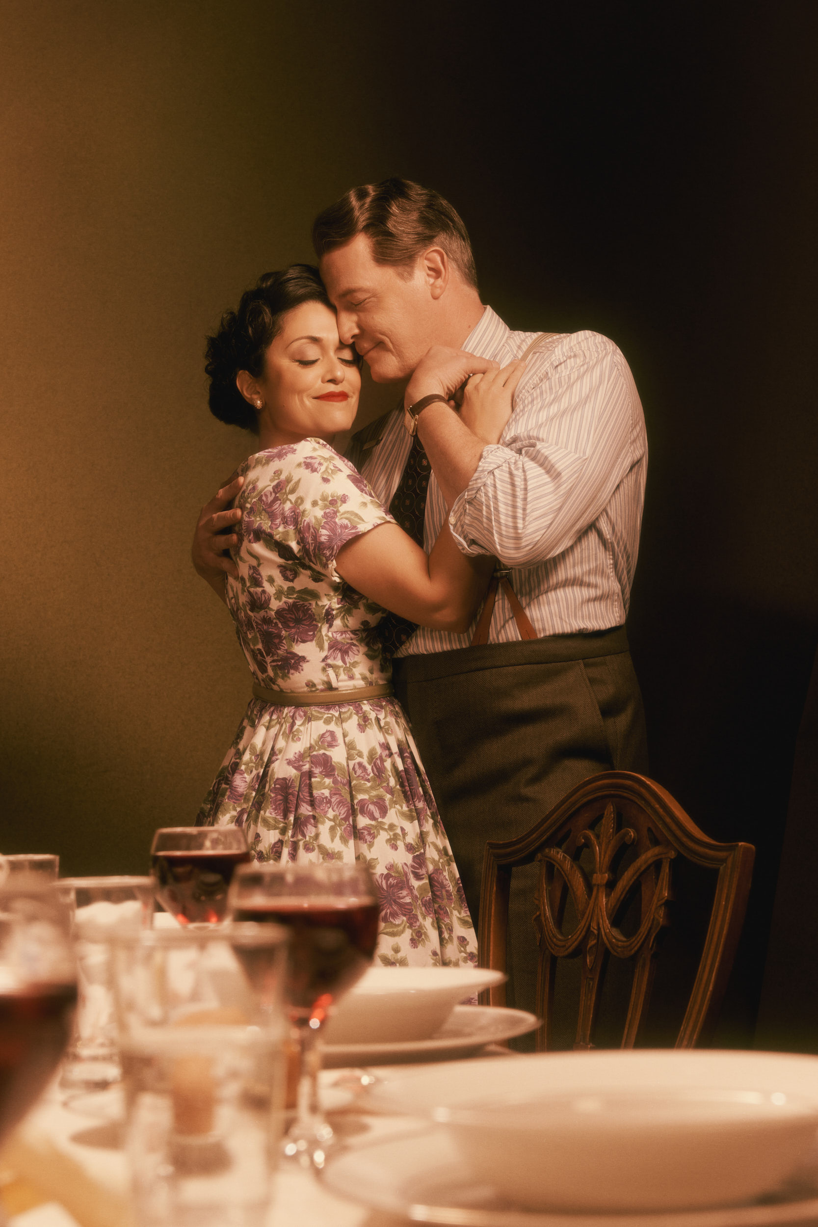 Photographie d'un couple romantique italien lors d'un souper festif dans les années 70