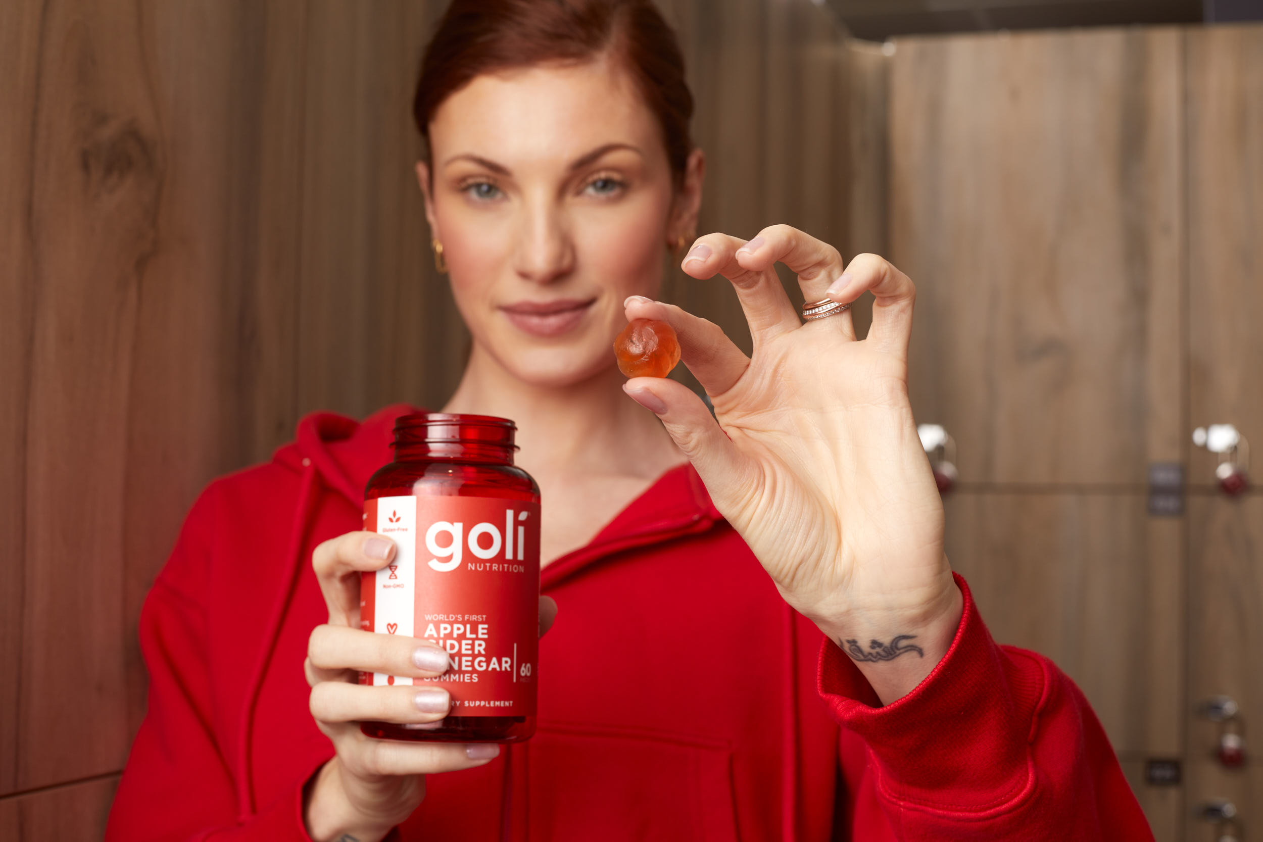 Maison production Studio créatif Photographie publicitaire femme au gym qui mange un supplément