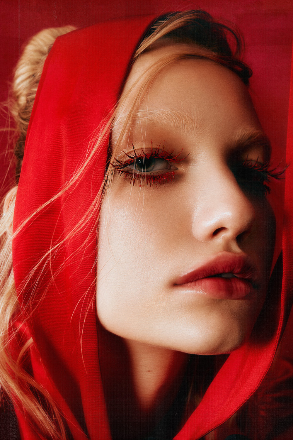 Studio photographie beauté editorial creative monochrome rouge