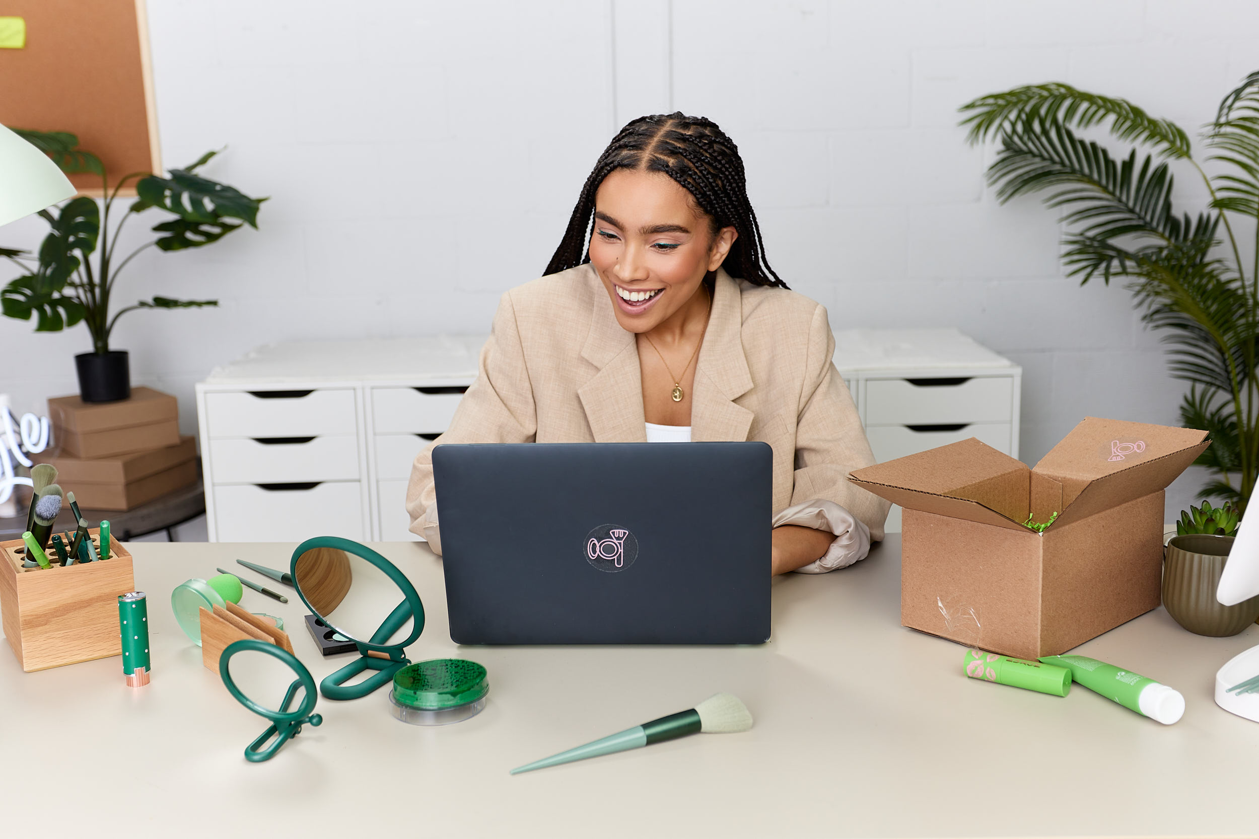 Photographie d'une jeune entrepreneur en affaire