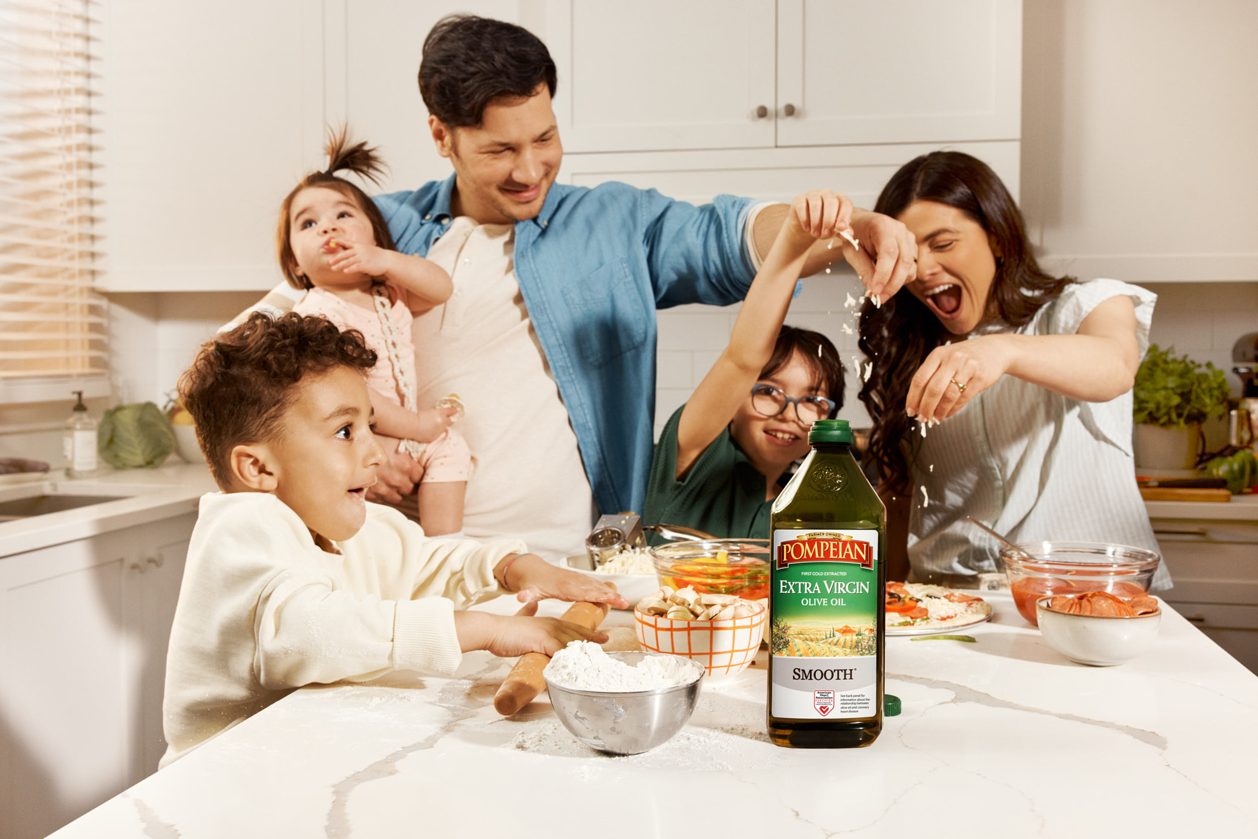 Studio photographie commerciale famille qui prepare des recette italienne