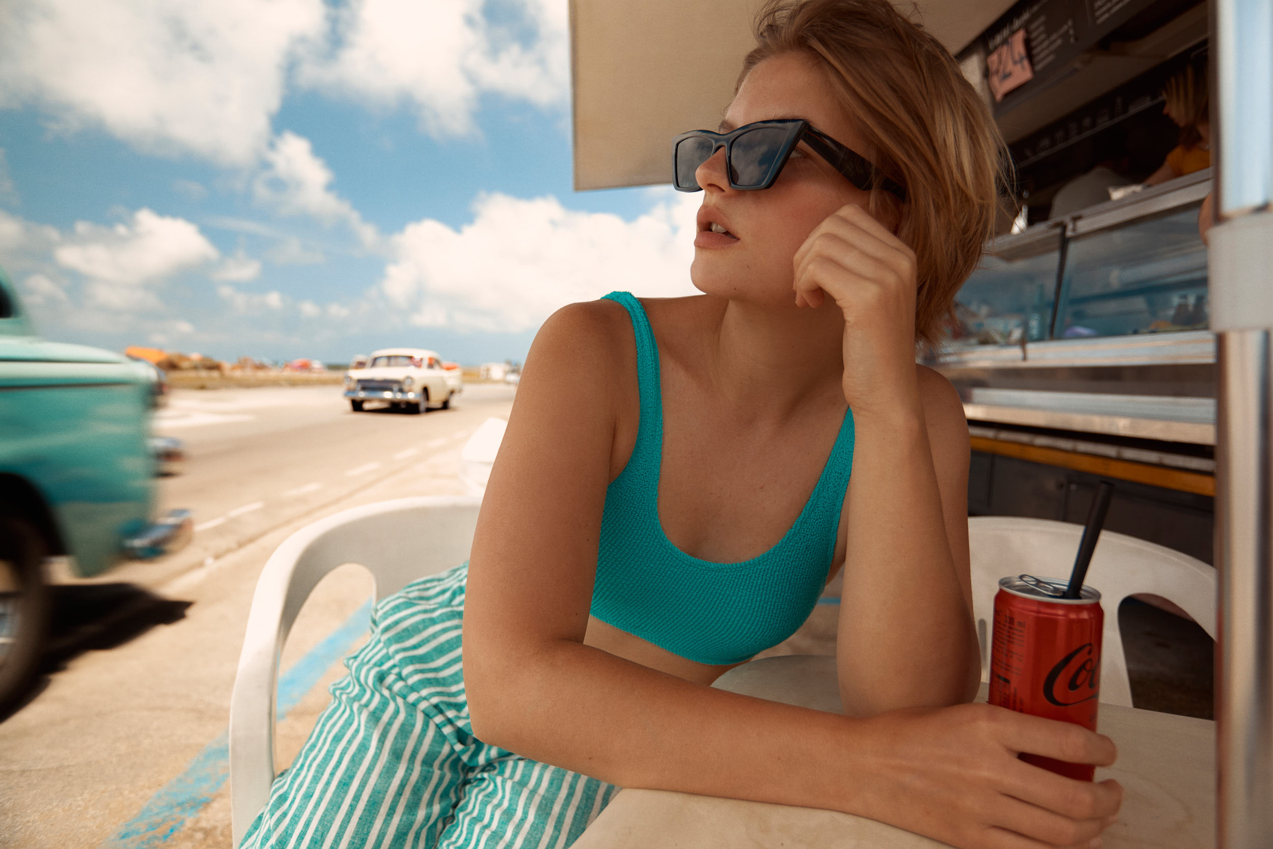 Photographie d'une femme qui bois un coca cola à une cantine mobile en italie