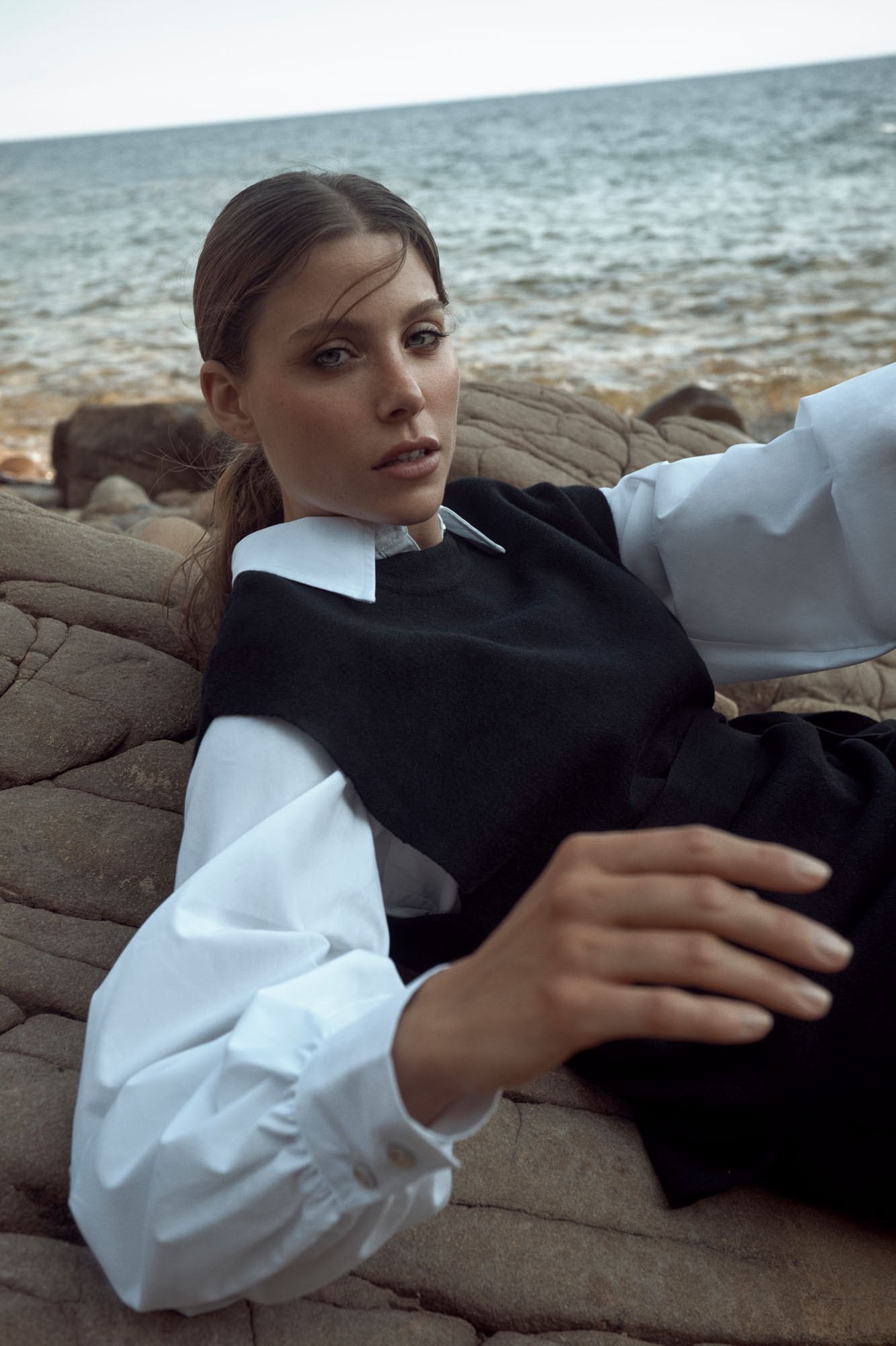 Production photographie commerciale et lifestyle lookbook vêtement bord de l'eau et rocher