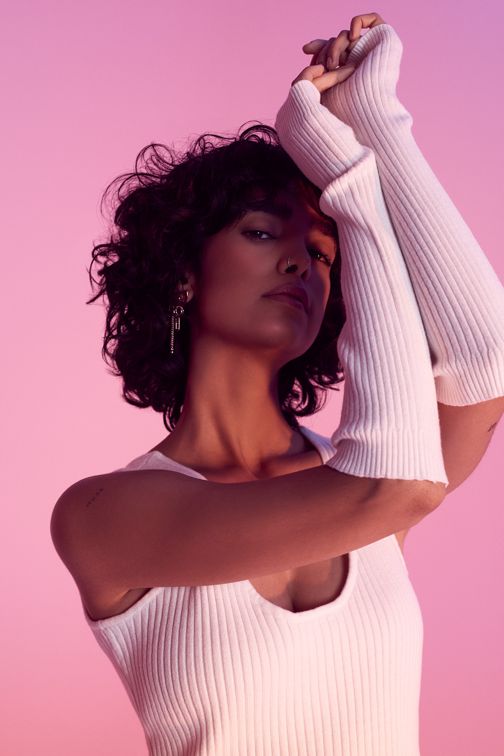 Shooting photo en studio avec silhouette d'une mannequin sur fond rose et mauve en mouvement artistique et effet créatif à Montréal