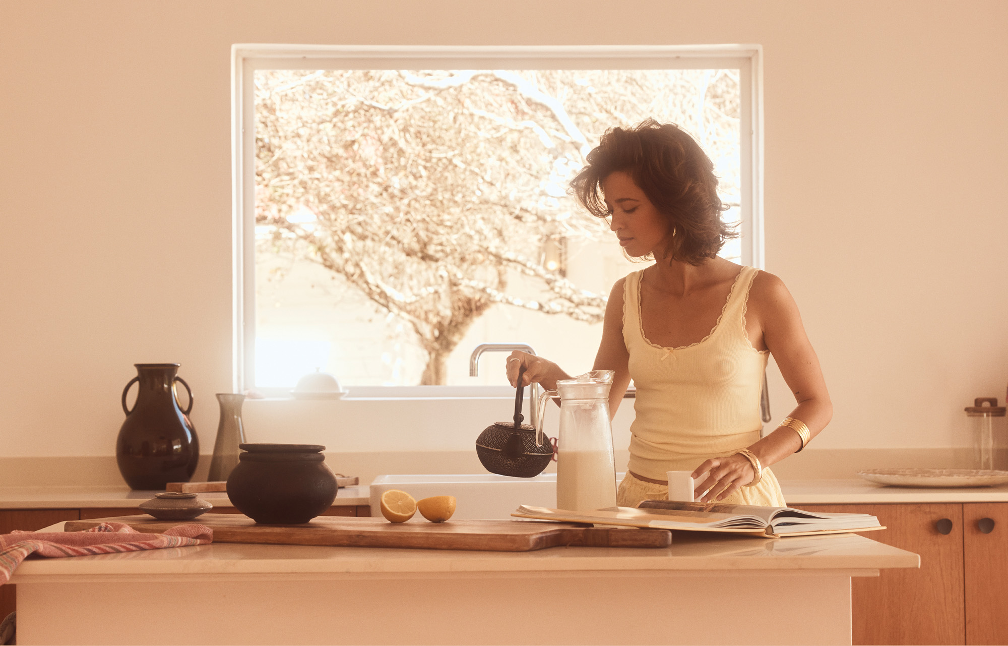 Production photoshoot sur la plage en Guadeloupe avec Lucie Rheaume et Girl Crush