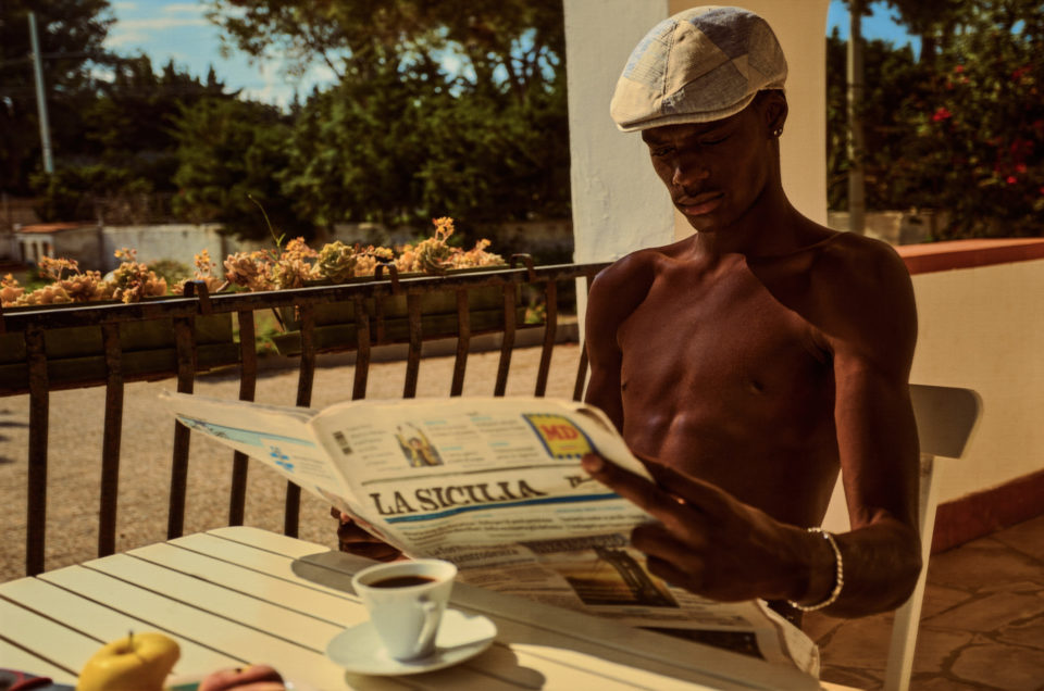 Shooting photo mode et storytelling d'un homme en sicile qui fait la lecture de sont journal
