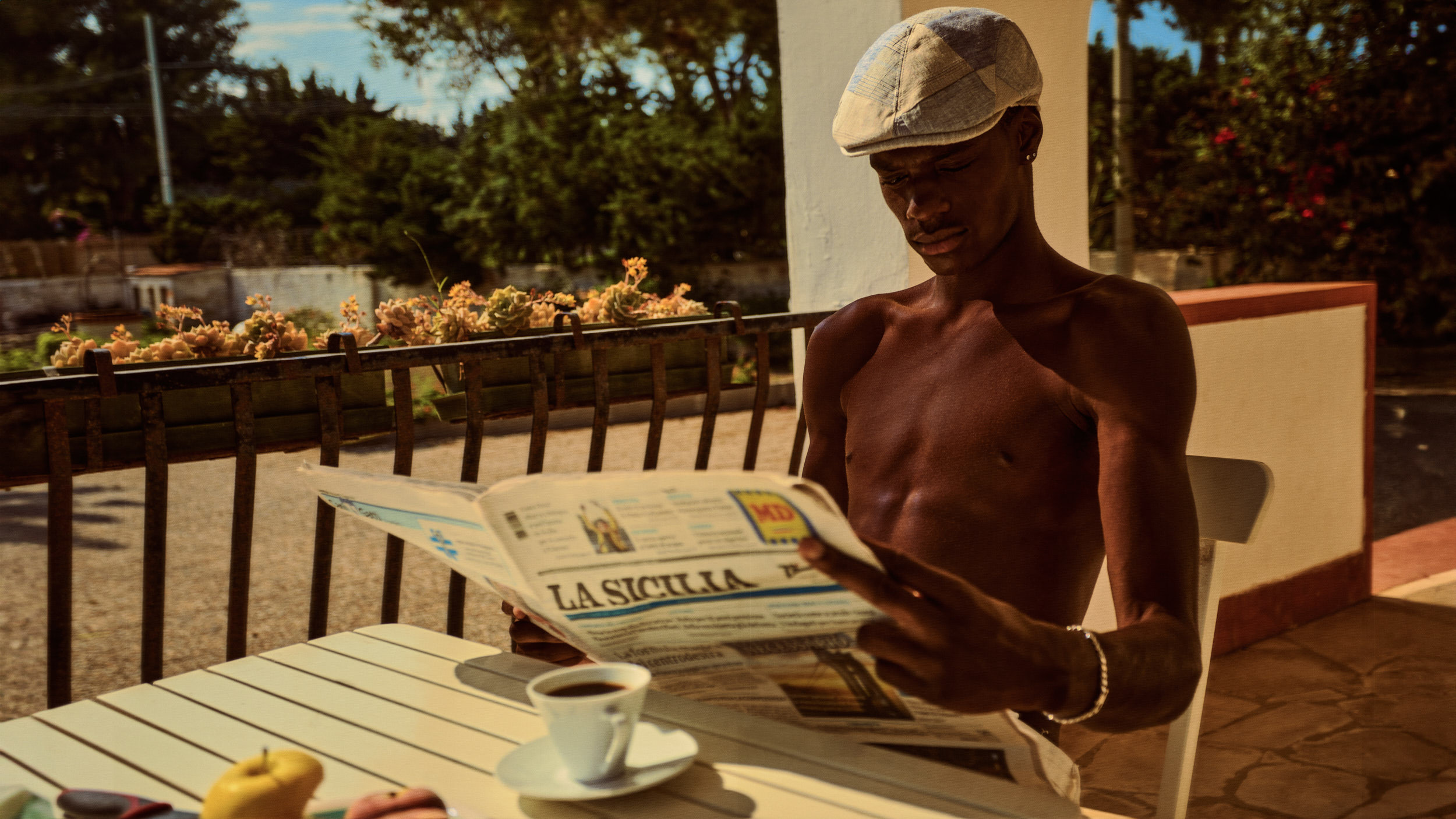 Shooting photo mode et storytelling d'un homme en sicile qui fait la lecture de sont journal
